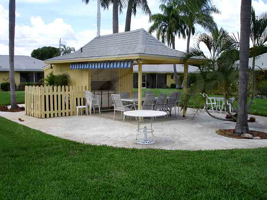 Cocohatchee Villas Outdoor Dining Area